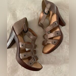 NWT Tan BORN heeled sandals🤎